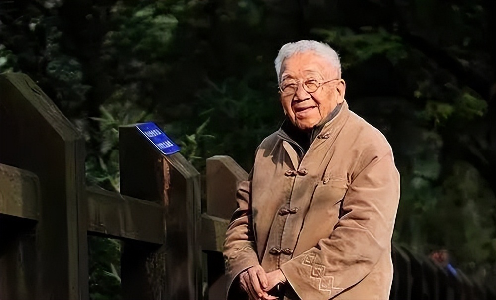 包揽邓丽君大半歌词，晚年却生活拮据，词坛泰斗庄奴经历了什么？