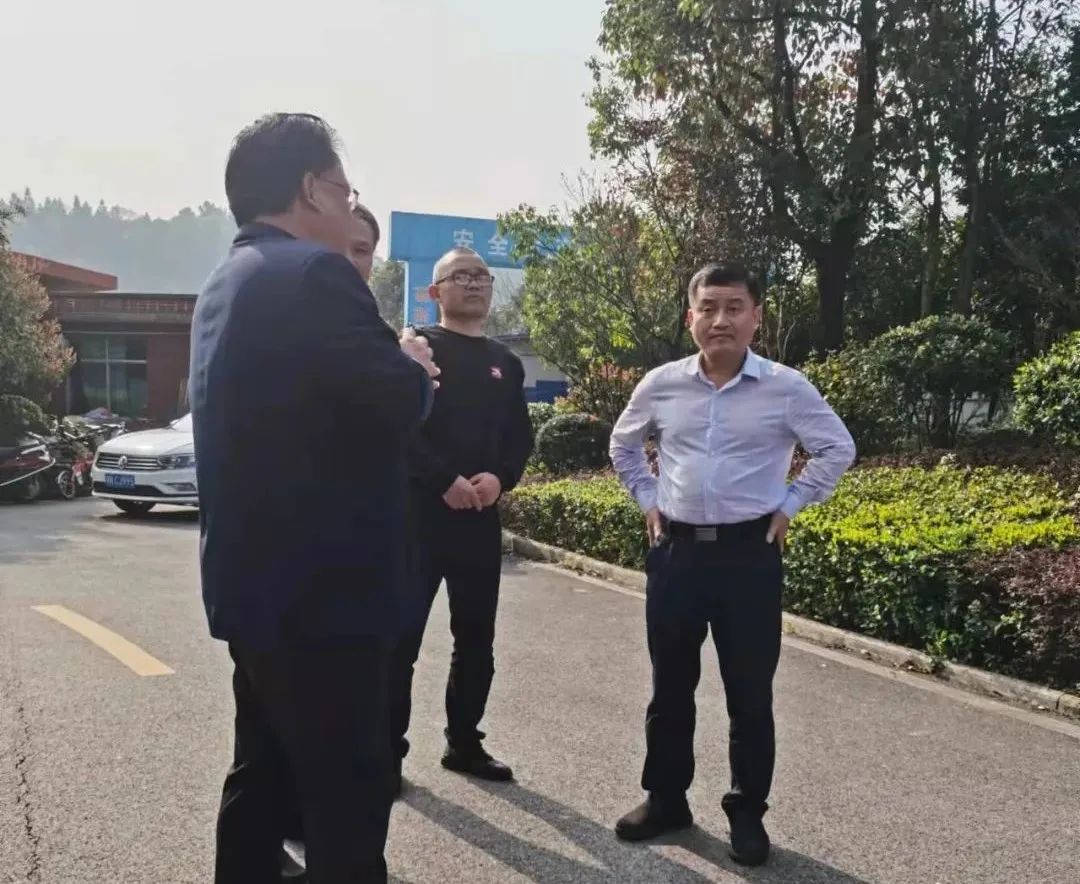 向守清深入洪江市职业中专学校调研