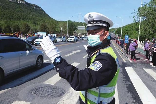 交通事故发生后，应该先报警还是先拨打保险公司的电话？