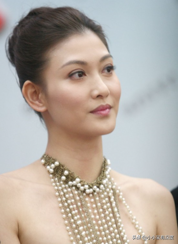 李彩桦近照，真的好美啊！她的新老公长相帅气，是白马王子的典范