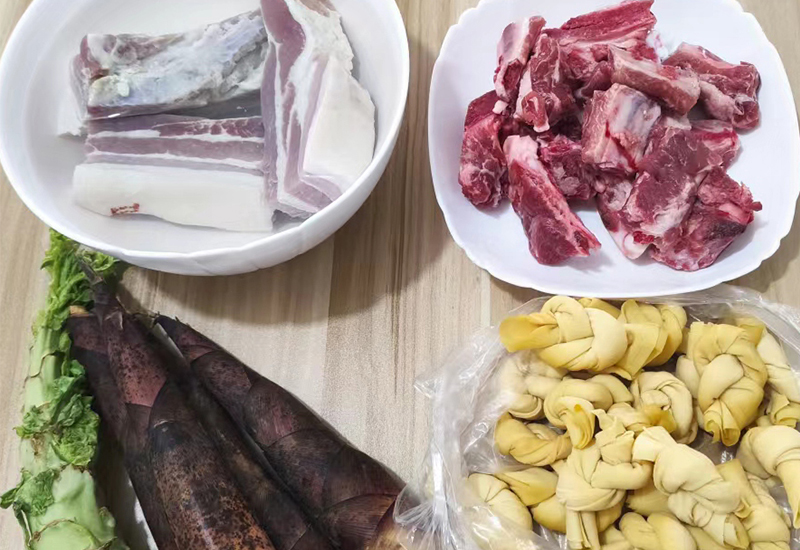 汤鲜肉嫩的咸肉排骨炖春笋(汤鲜肉嫩的咸肉排骨炖春笋好吃吗)