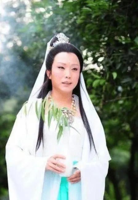 同是演观音，李玉刚公认不合格，刘涛勉强及格，而她无人敢评价