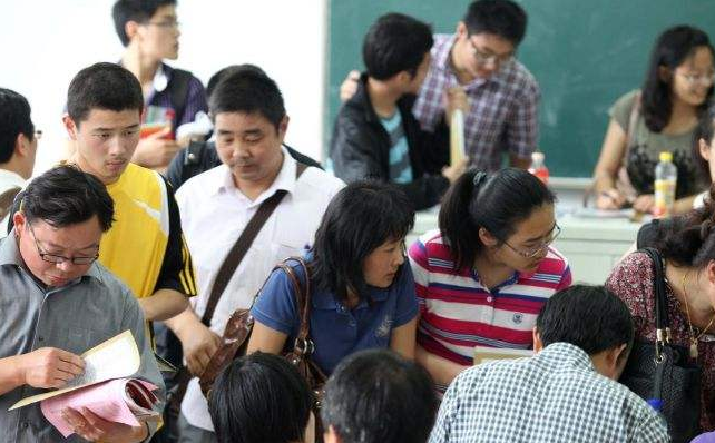 大学里4大“坑人”专业，热门只是假象，实际上就业率很低