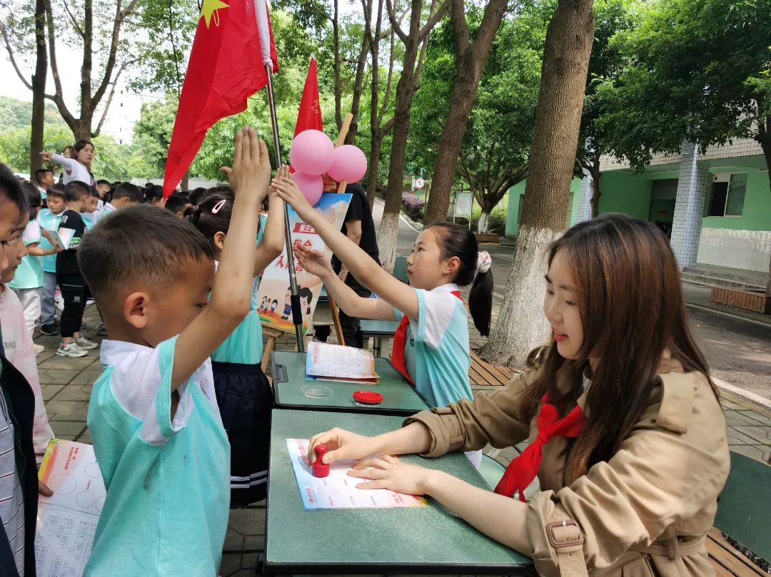四川天府新区永兴小学一年级的孩子们在香樟林开展入队闯关活动