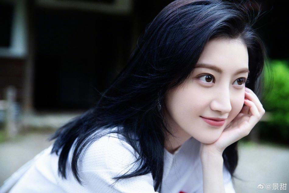 景甜精致妆容长发披肩清爽穿搭置身盎然绿意