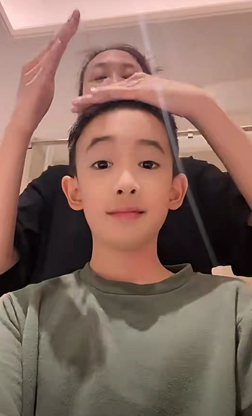 应采儿晒宅家日常，亲自为儿子理发好有爱，Jasper越长越像妈妈
