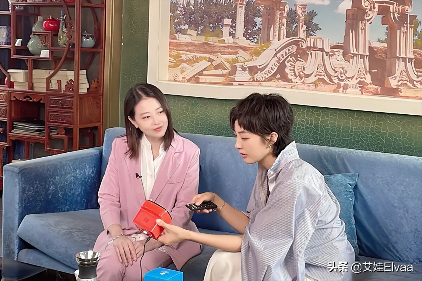 周海媚综艺首秀，穿芭比粉西装美出圈，56岁侧脸五官还是颜值担当