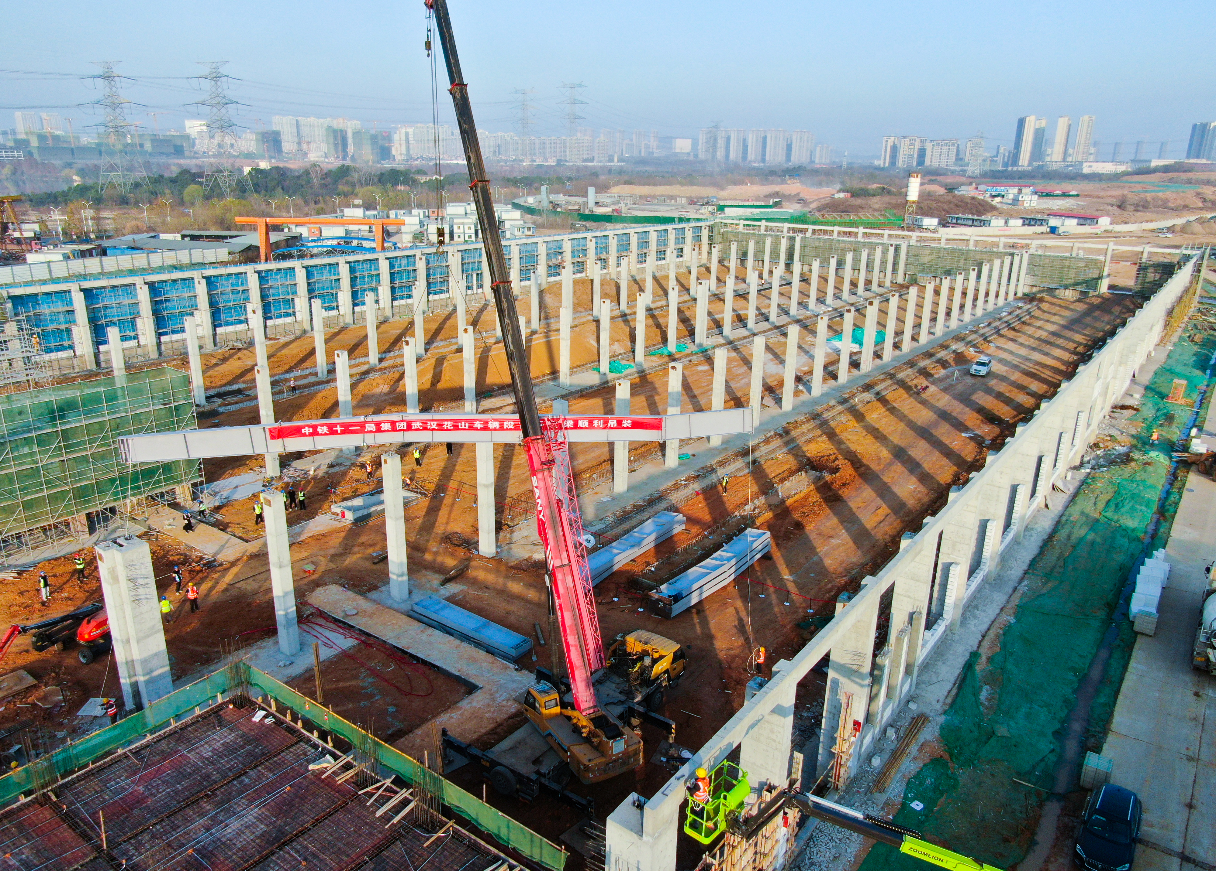 武汉地铁19号线花山车辆段运用库安装首榀屋面钢梁