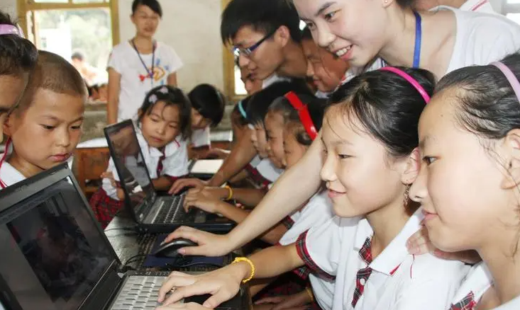 大学生到山村支教，却被认为是“折腾学生”？村支书的话引人深思