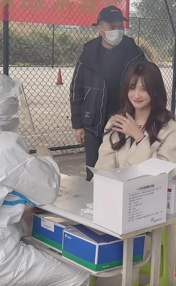 大学课堂上，美女教师讲课“火了”，网友：现在复读还来得及吗？