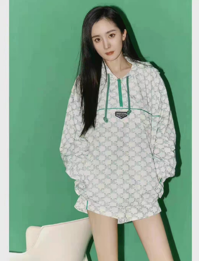 杨幂新穿搭火出圈！卫衣短裤配长筒袜少女感十足，筷子腿堪比超模