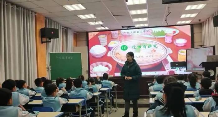 界首市回民小学展课堂风采 促新秀成长(图1)