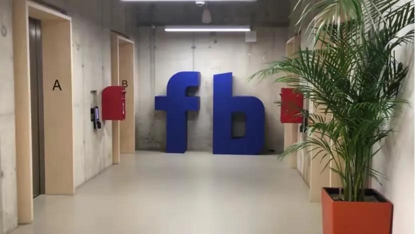 马斯特在中国你基本上可以生活在微信上，买推特就是为了抄袭微信