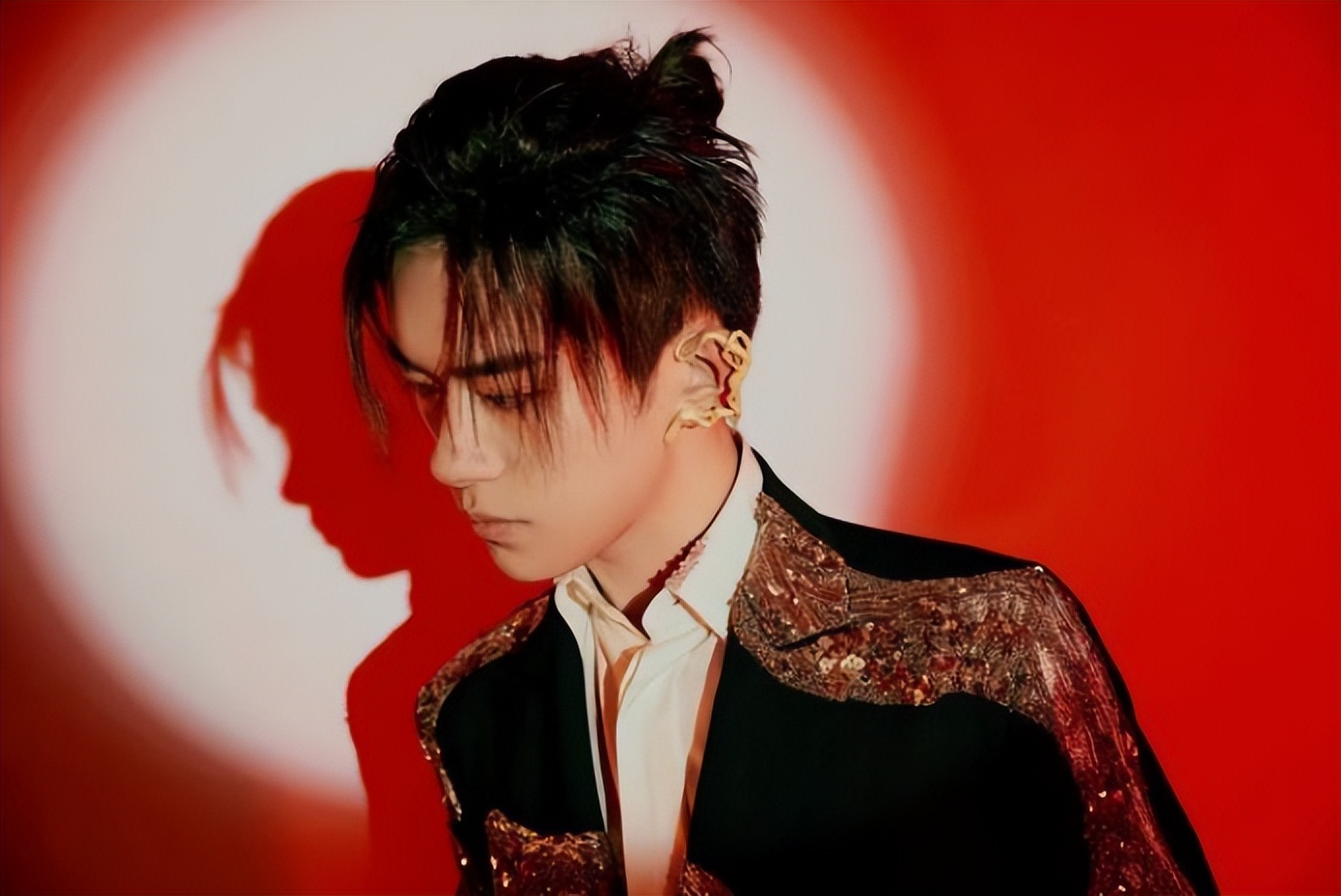 同样是扎小辫,把任嘉伦王一博肖战蔡徐坤等放一起,差别就出来了