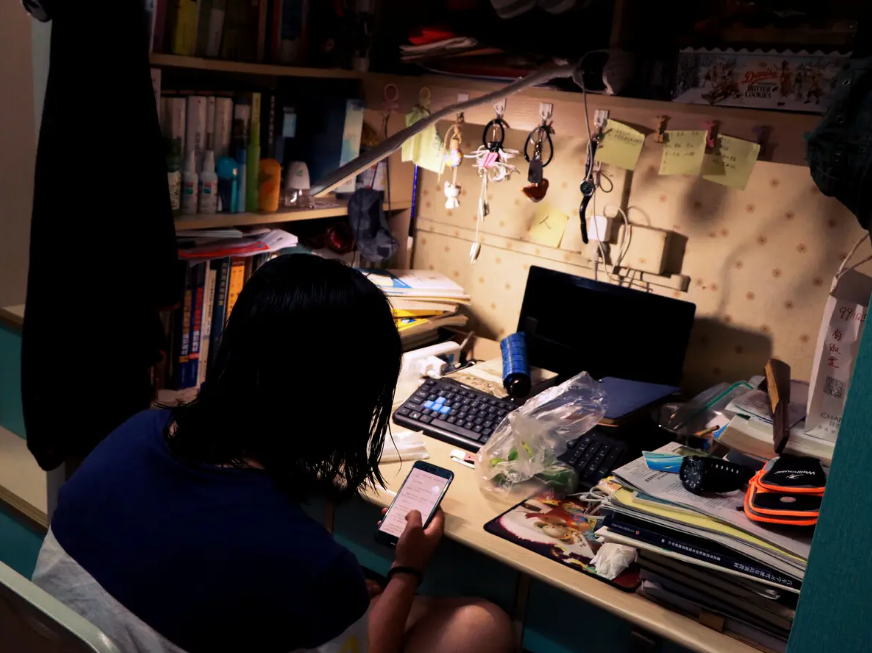 大学生闹运动（哪有大学生10点就睡觉）