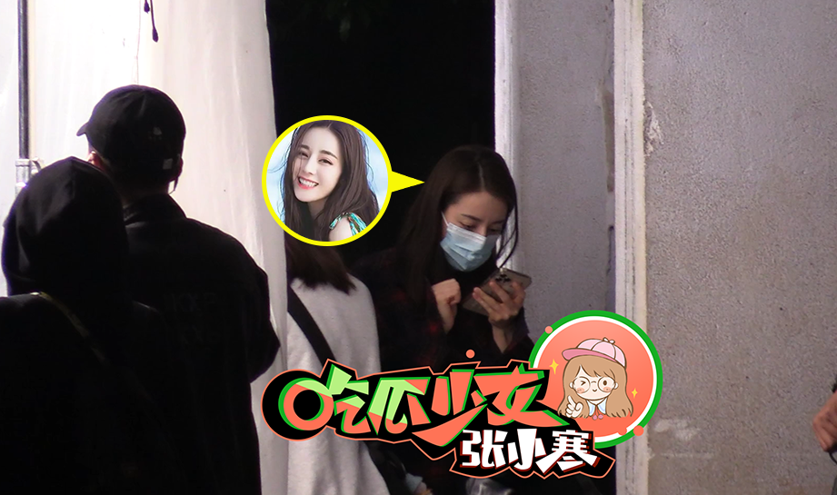 迪丽热巴剧组拍戏 口罩都遮不住逆天颜值