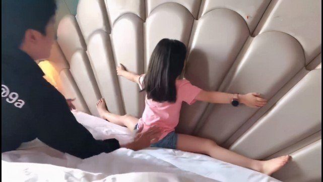 54岁伊能静与女儿合唱，5岁米粒越长越像妈妈，母女卖萌超有爱