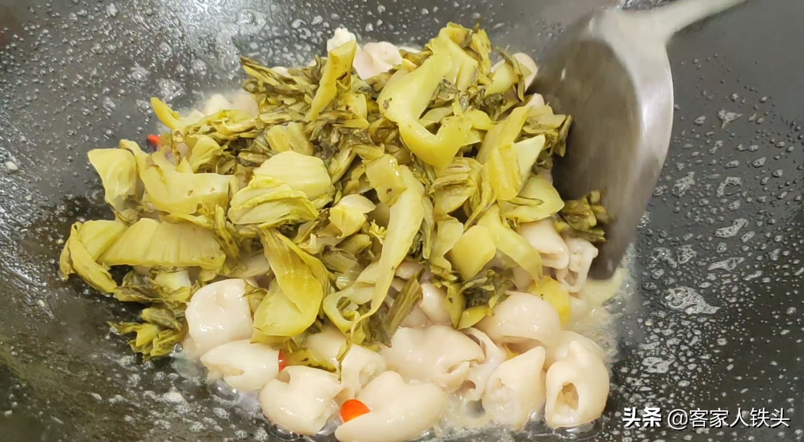过年肥肠别卤着吃，教你广东有名吃法，一次2斤，比大鱼大肉抢手