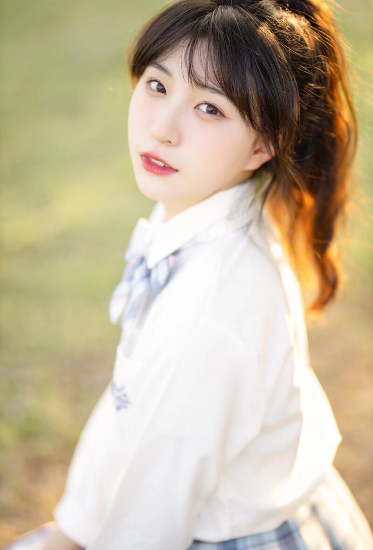 简约又自然大方的拍照姿势,单人照这么拍,照片真的很美