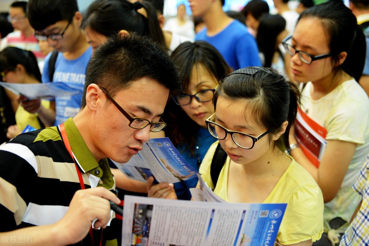 家长：初二能不能上中专？老师：路不通，不用考虑