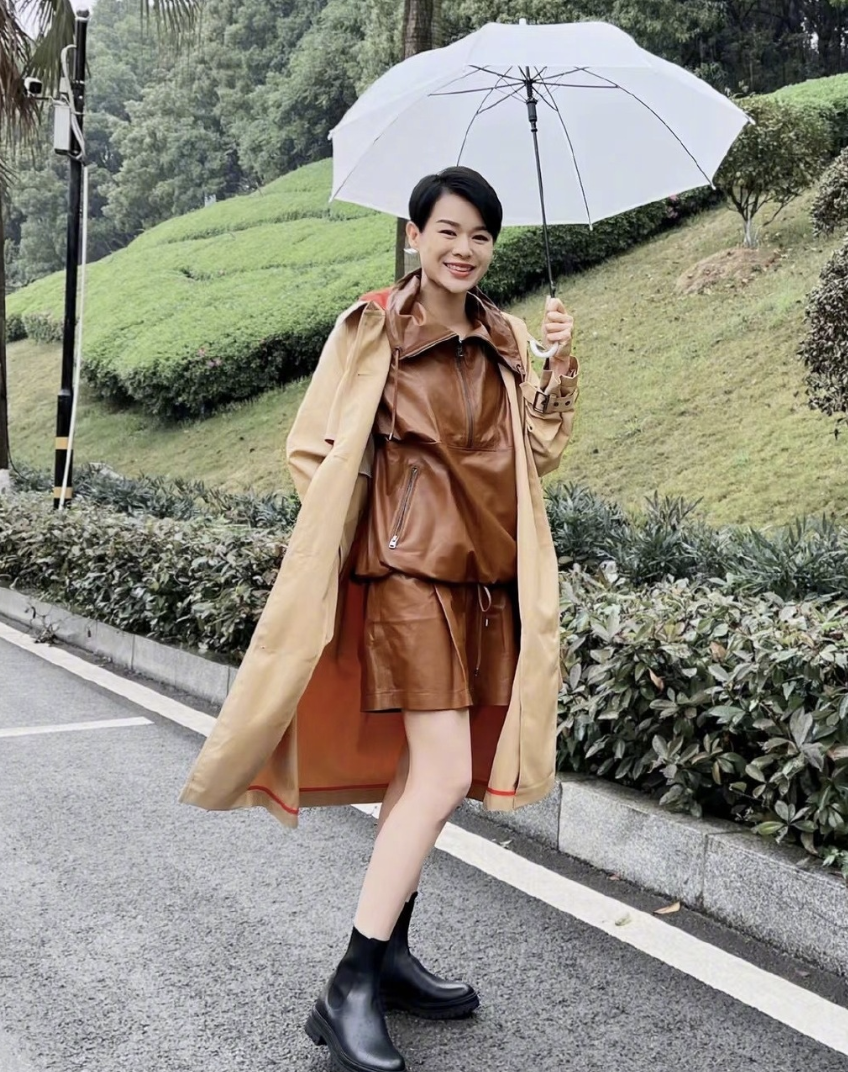 胡杏儿丈夫周末带儿子外出就餐，兄弟俩吃出表情包一脸满足