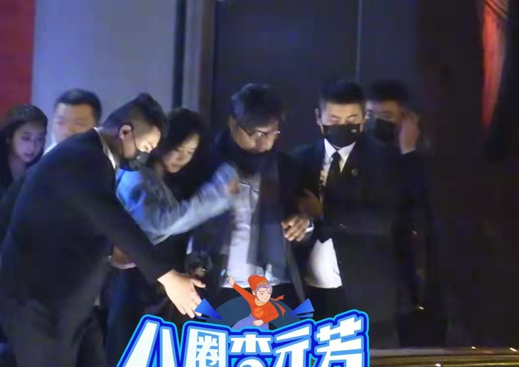 王岳伦与美女约会被拍（王岳伦深夜搂美女回酒店）