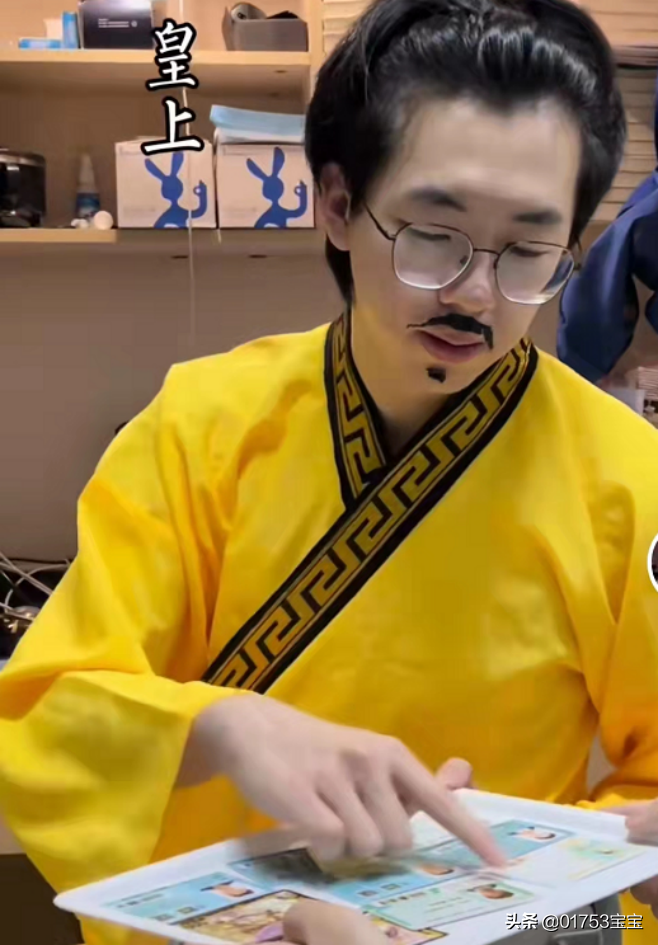 疫情封校，百无聊赖的男生宿舍上演起了“甄嬛传”，可谓活灵活现