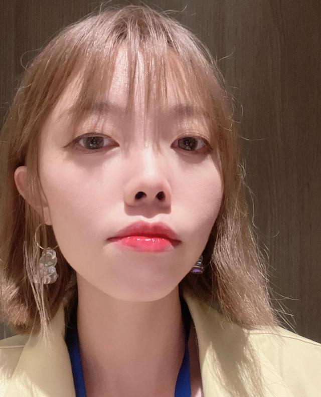 因为它是属于鼻尖朝上,鼻孔外翻的状态,非常容易拉低我们小女生的颜值