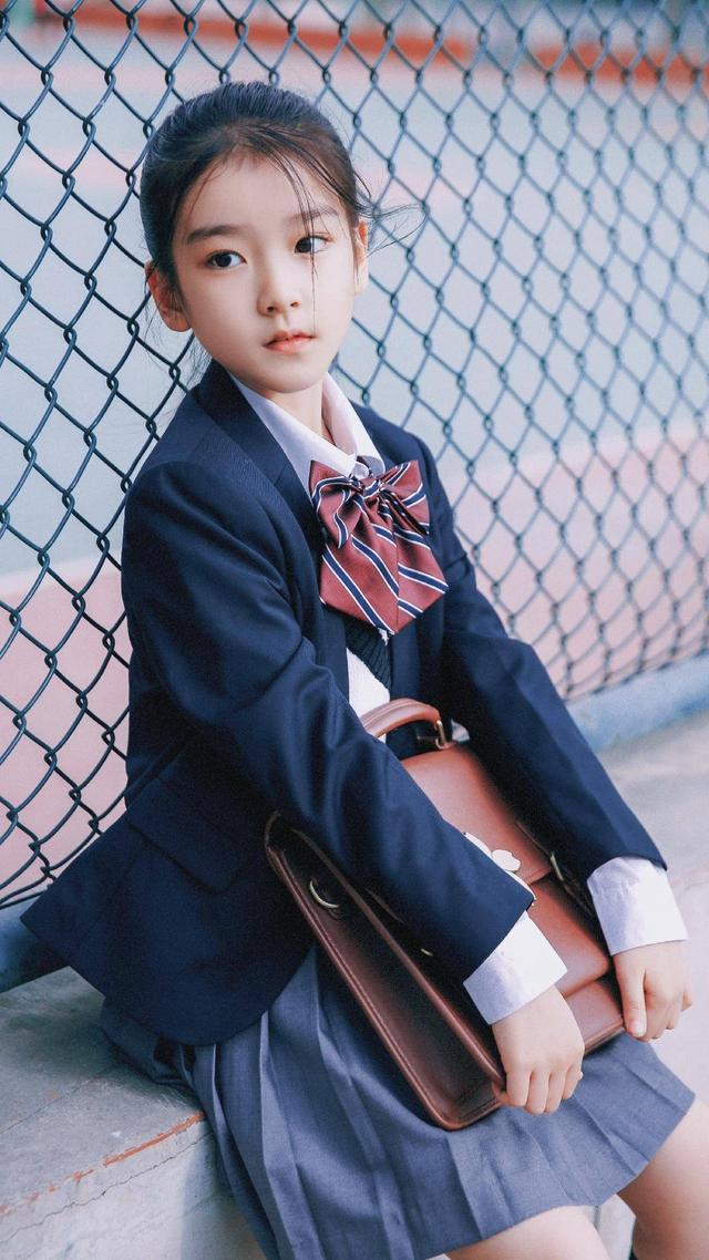 又一位10后天才迷你花横空出世，影视圈的未来就看她们了？