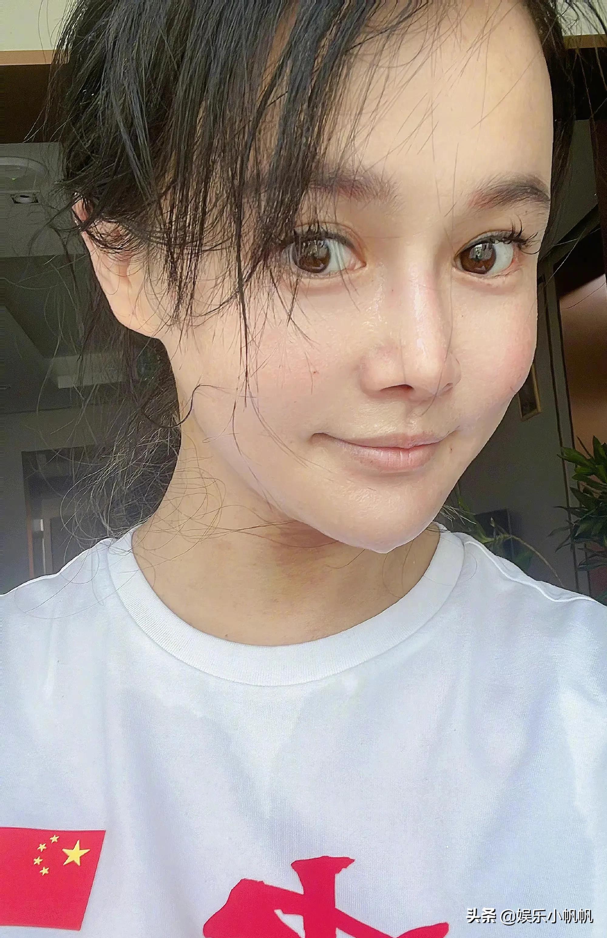 冉莹颖运动完的皮肤状态是真好！网友：图二没放大以为在树上劈叉