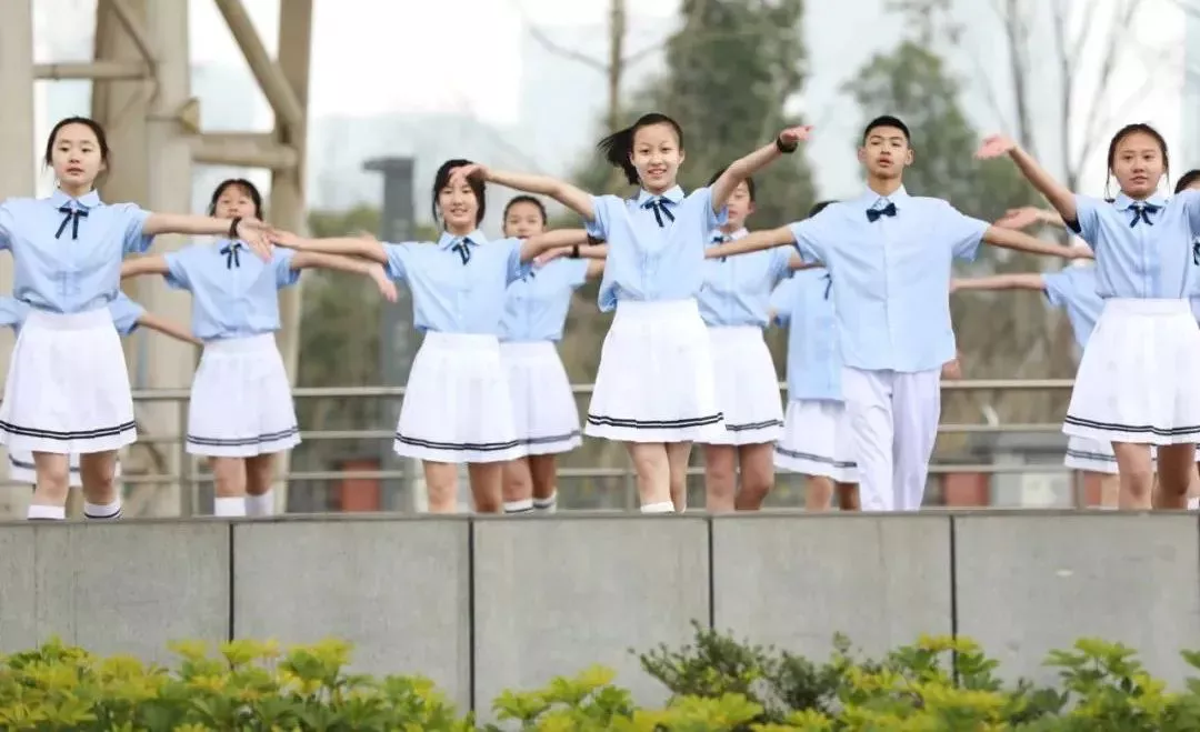 偶像谷爱凌、挑战擦皮鞋、一起向未来！成都开学第一天，太会玩了