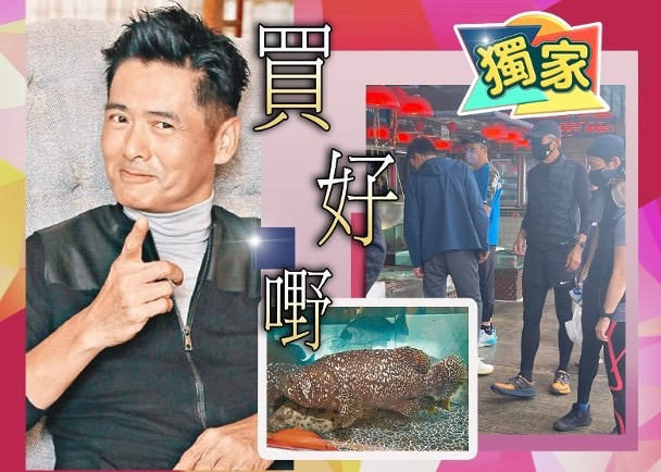 66岁周润发现身海鲜档，大方给店员红包，皱纹明显仍难掩男神气质