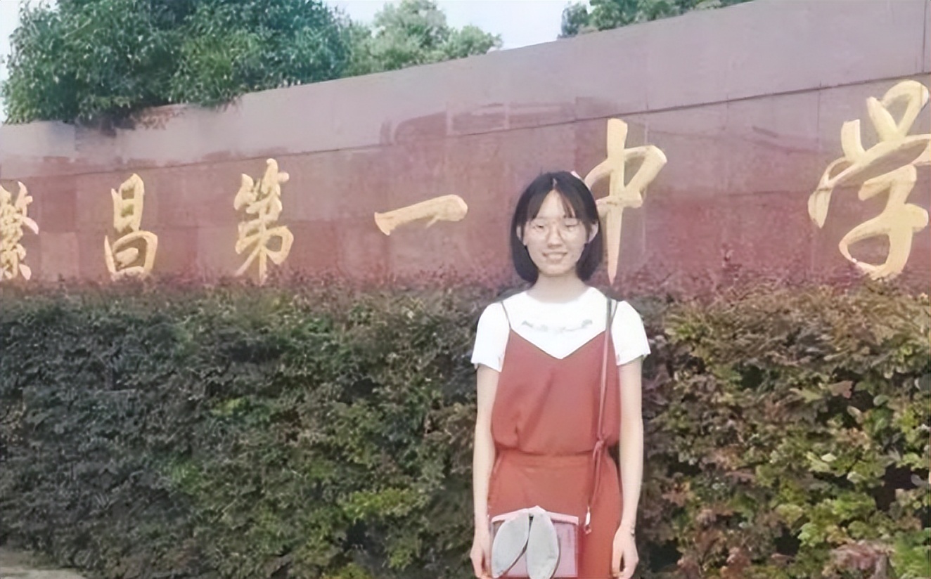 15岁初中生一上来就是王炸,来自北外附校的女生,打扮很成熟