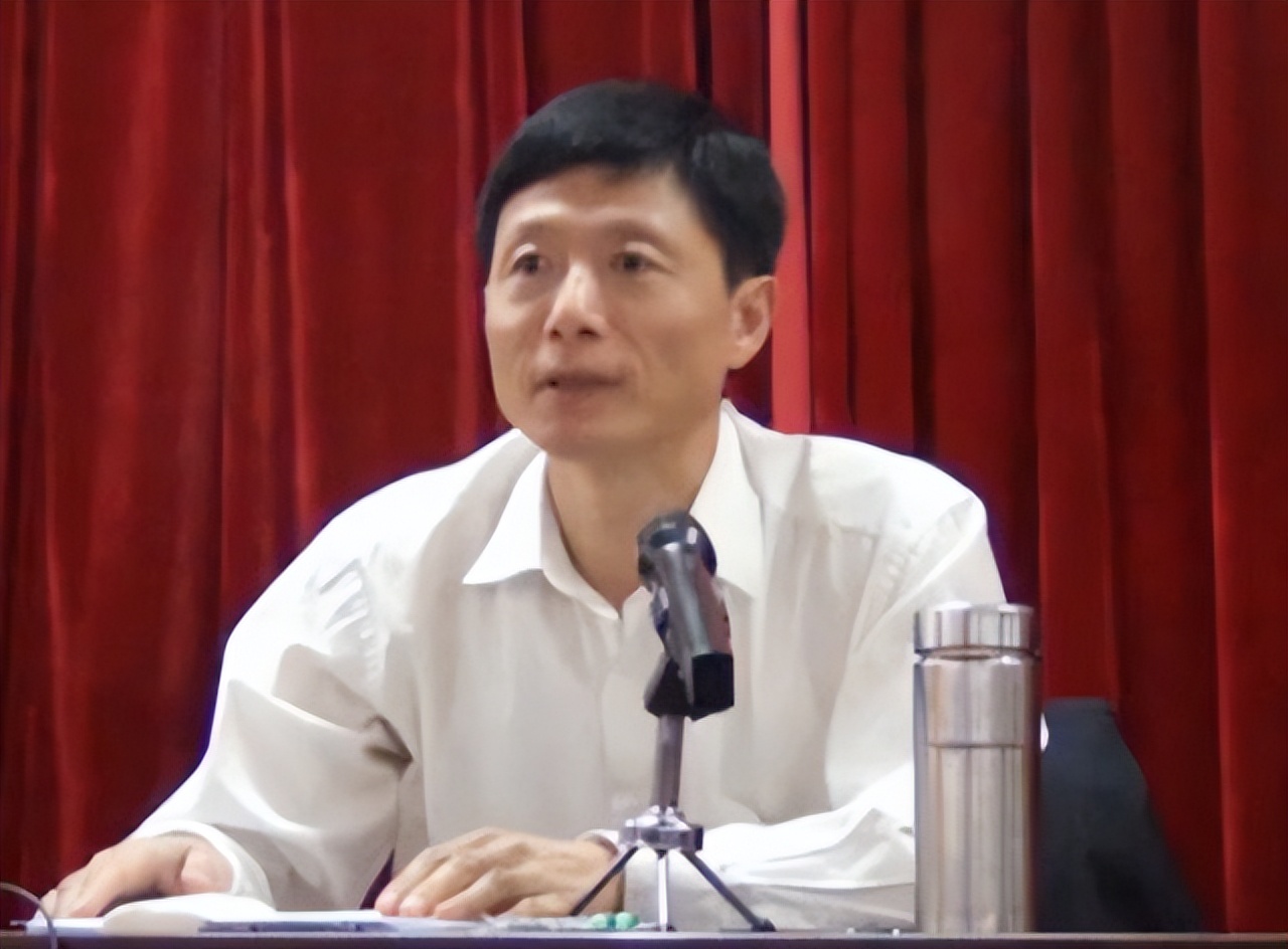 2014年艾跃进确诊胃癌，手术过后还未静养，偷偷回校连上8天课