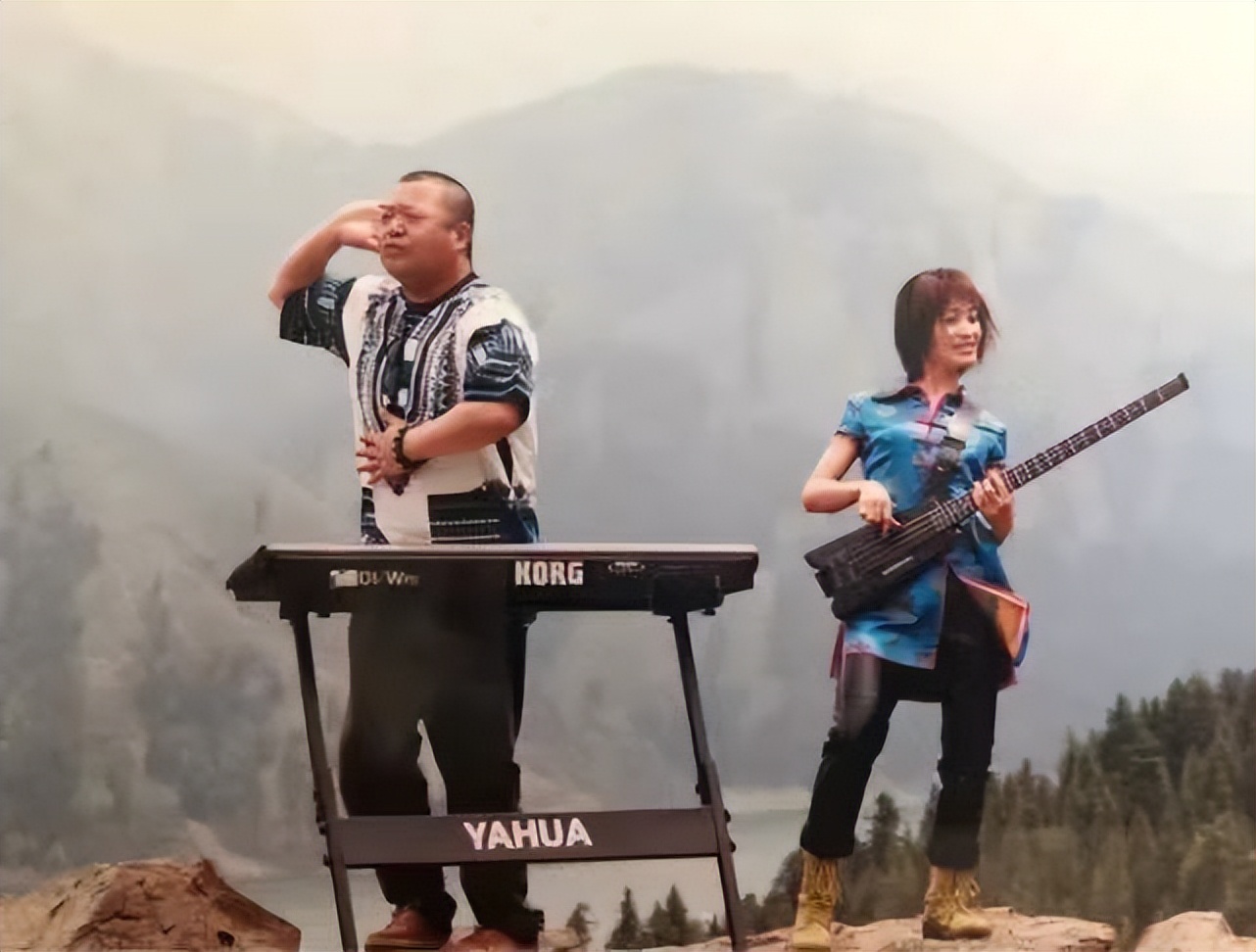 53岁斯琴格日乐放飞自我，坐在路边弹唱无人认出，突然大叫蹦老高