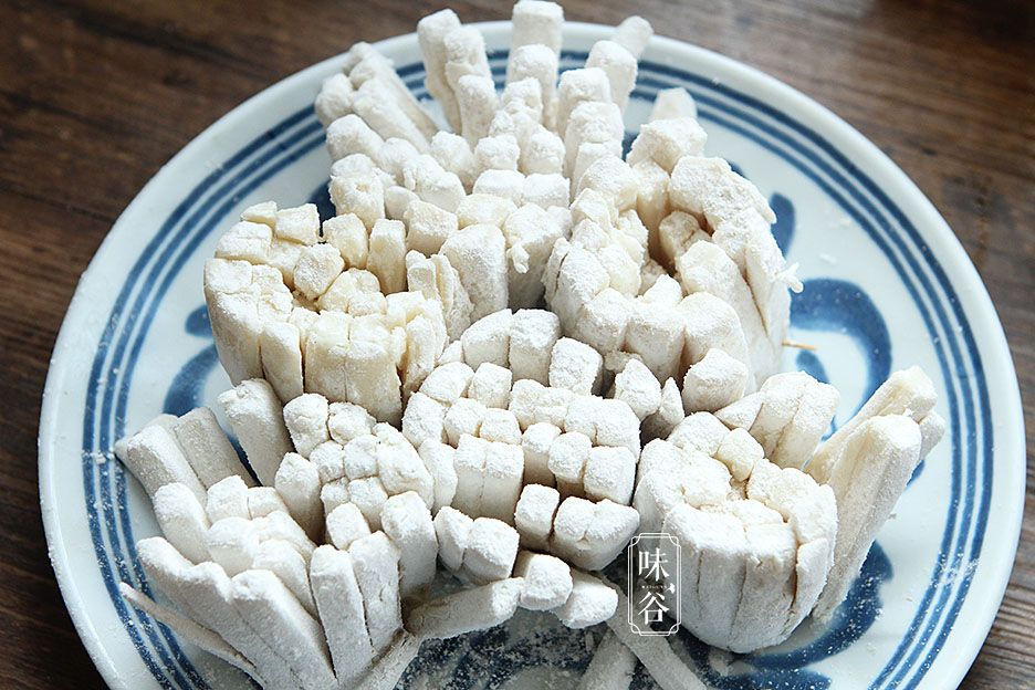 年夜饭，杏鲍菇这样做，不炒不凉拌，好吃又喜庆，寓意：锦上添花