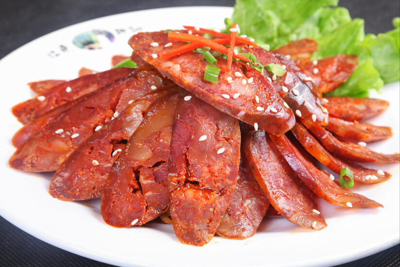 香肠要想好吃，要蒸还是要煮？农村大妈教你做法，香味浓郁还不腥