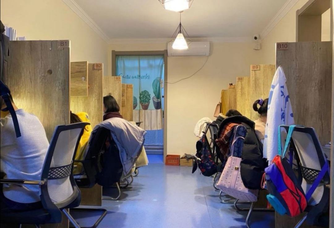 现实中的普信男？女大学生在自习室，收到对面男生的“小纸条”