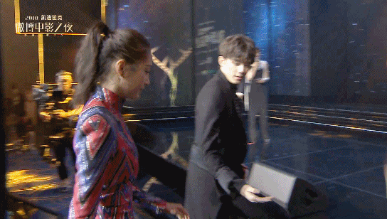 男星走红毯有风险！帮女星提裙显情商，吴京直男、沈腾杜江太尴尬