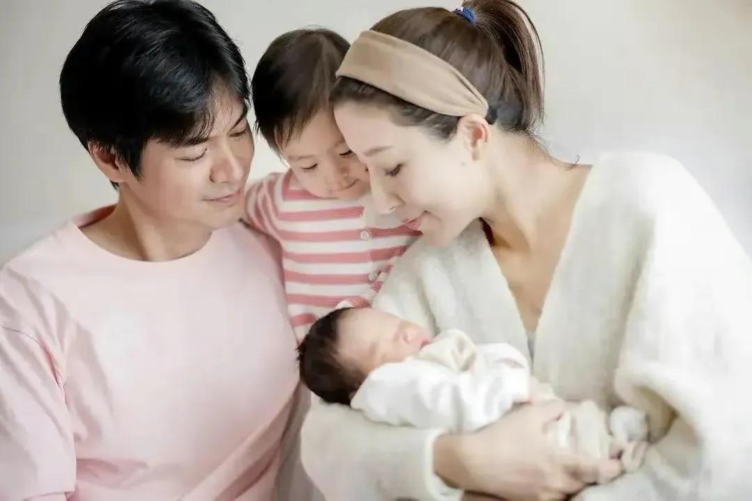 罗仲谦晒照为女儿庆生，2岁小珍珠愈发漂亮可爱，和爸妈互动有爱