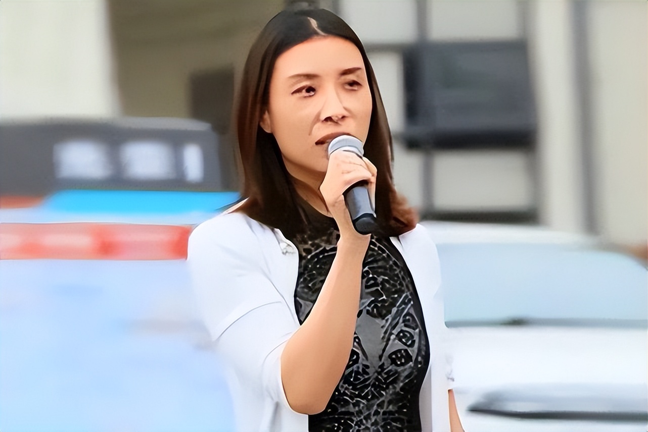 陈小英将申通146亿卖给马云后,人们才得知:我们小看了这个女人