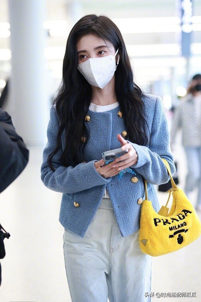鞠婧祎真是“美丽冻人”！大冬天光腿穿破洞裤走机场，为时髦拼了