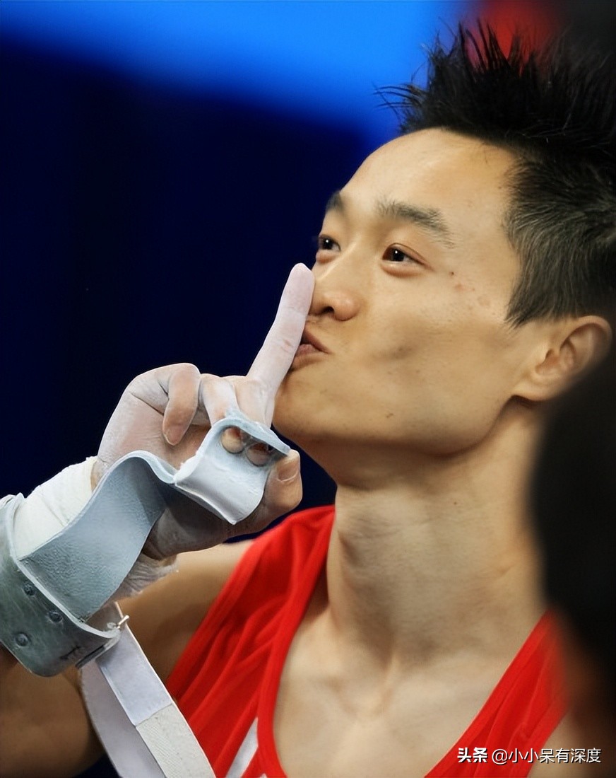 杨威晒照片，哇，小萌娃长成帅哥了！杨阳洋对双胞胎妹妹，特别好