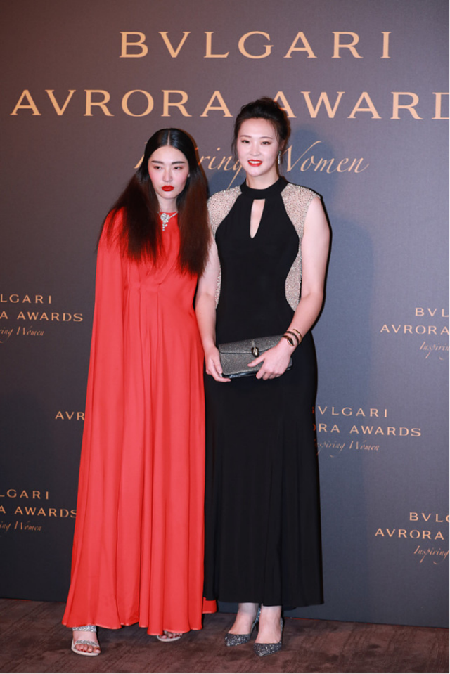 192cm的惠若琪气场真绝，一袭黑色长裙配丸子头，暴露壮实的身材