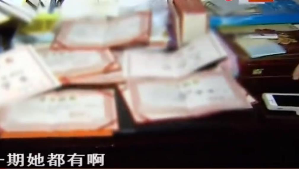 2017年，养女高考金榜题名后瞒着养父，和丢弃她的有钱爸爸相认