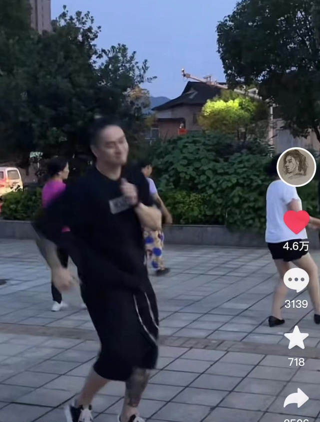 蒋劲夫退圈后生活悠闲，和大妈跳广场舞无人识，曾被拍搬货送外卖