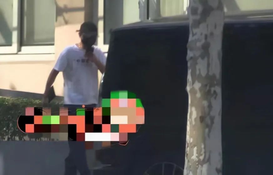 8位私生活混乱的明星，有人当街小便，有人待业在家，星途大毁