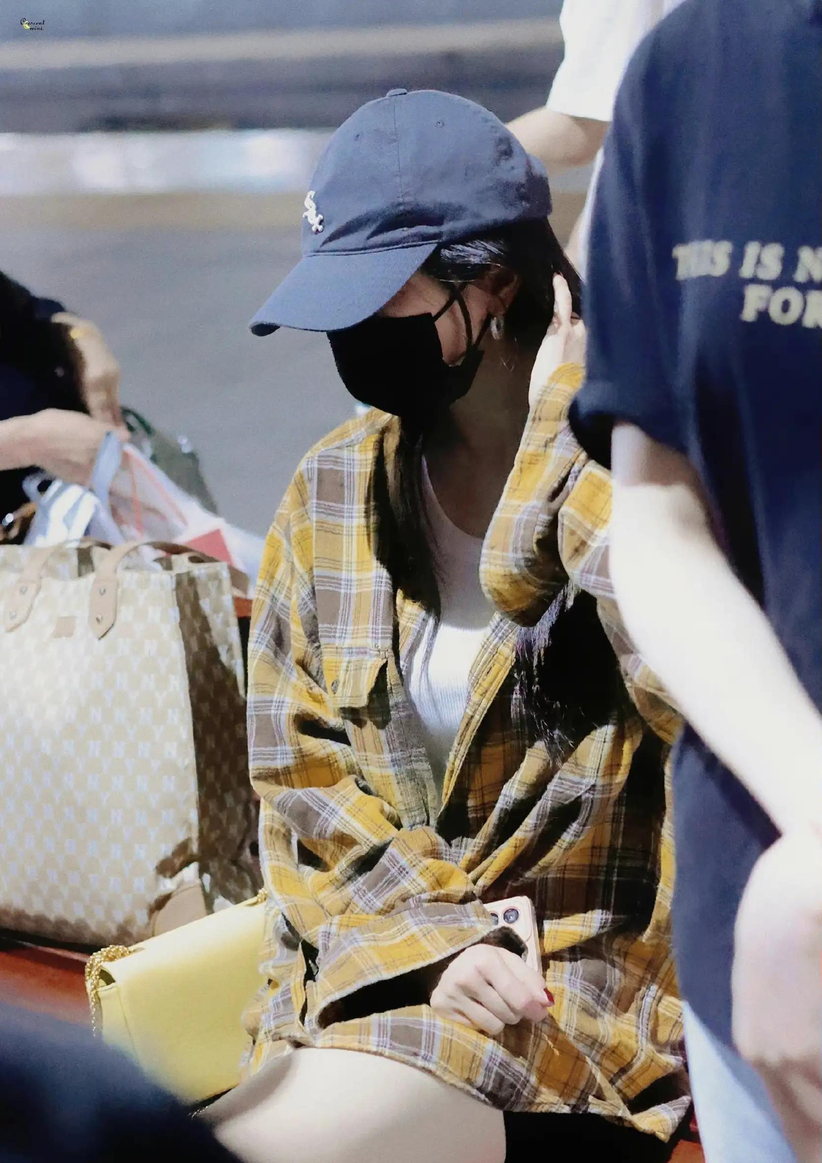 杨幂最新机场饭拍，格子衫加健身裤，下衣失踪露出大长腿又美又飒