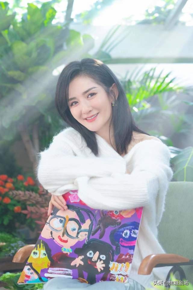 谢娜首晒二胎女儿，小咘芽皮肤白皙又爱笑，跳跳俏俏近照也公开