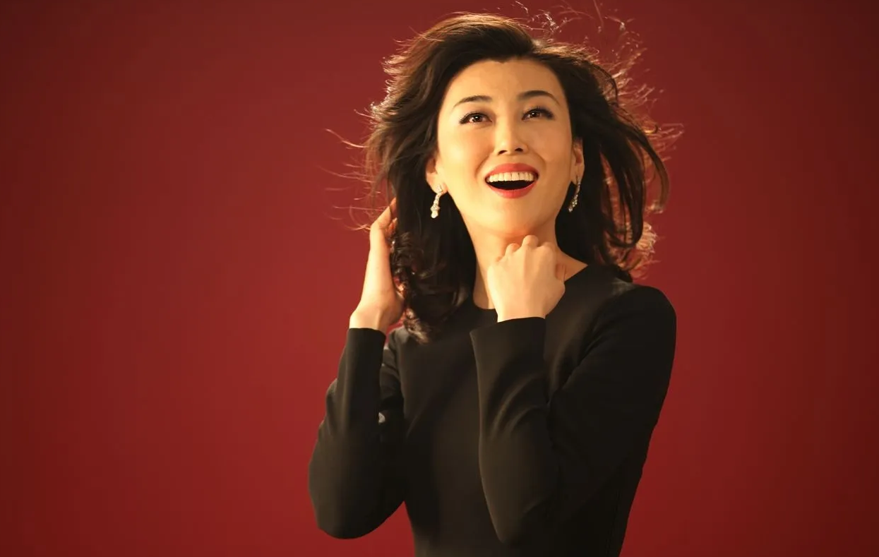 她不是播音科班出身，却在主持界站稳脚跟，李红把握每一次的机会